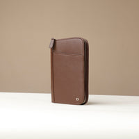 Side view of a Brown Danilos Pebble leather Document Portfolio Alfaro with zipper on a beige background
