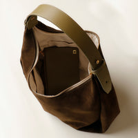 Close-up of olive suede shoulder strap – gold hardware and topstitch detail on Mia Minimale bag by Danilo’s