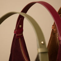 Strap close-up on Suede Mia Minimale – olive, burgundy, and tan handles with refined stitching and gold hardware