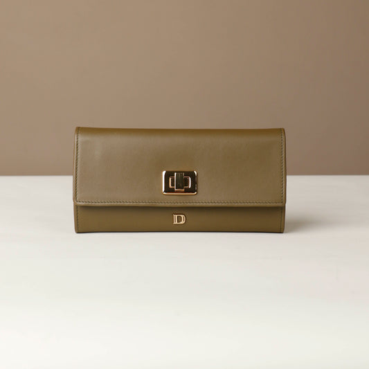 Front view of the Danilos Leather jewelry organizer Mishka in green with gold accents in a beige background