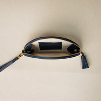 Upper view of Agnes satchel raffia lavanda with navy leather on a beige background