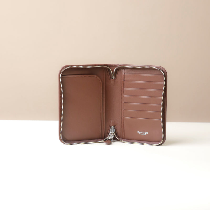 files/Passport-Case-Lovable-Brown-zipper-leather-danilos_3.jpg