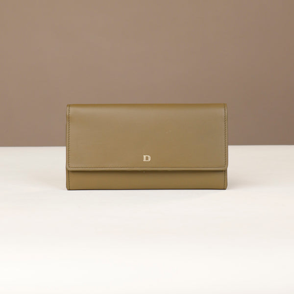 front view of a danilos clucth versaviva in olive green leather in a beige background