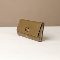 Side view of the Danilos Leather jewelry organizer Mishka in green with gold accents in a beige background