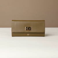 Front view of the Danilos Leather jewelry organizer Mishka in green with gold accents in a beige background