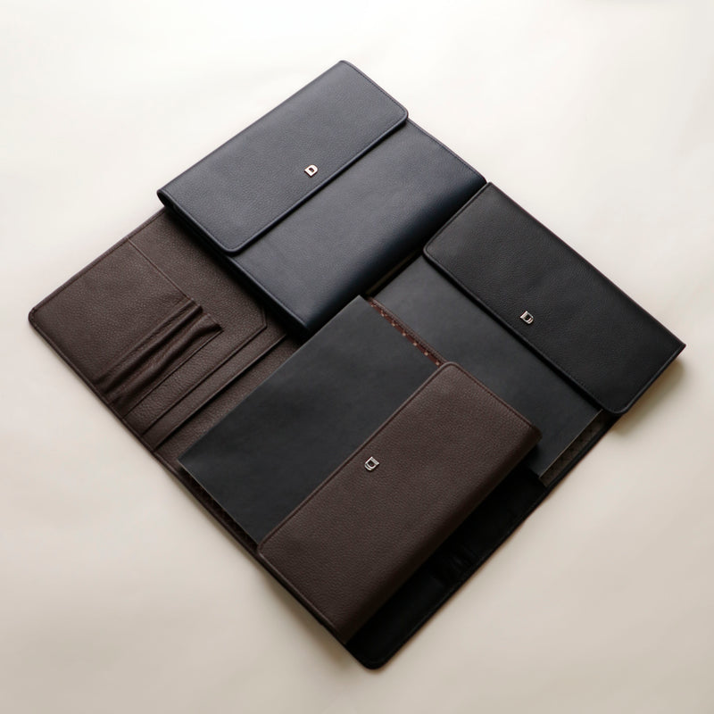 files/portfolio-carry-master-brown-blackmarine-blue-pebble-leather-danilos.jpg