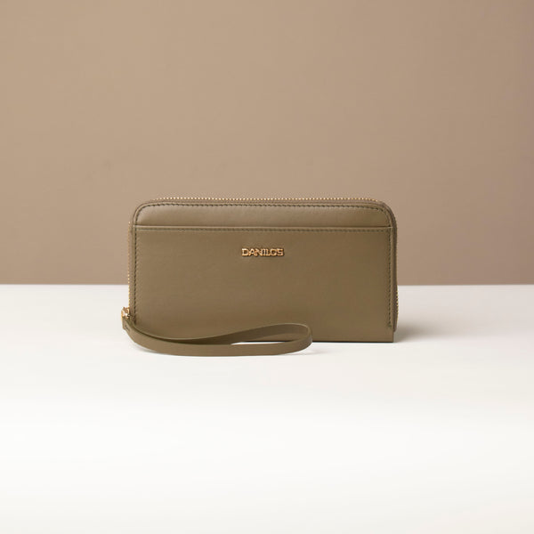 front view of a green Danilos wallet Carlota with a visible handle drop in a beige background