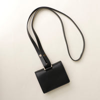 Fotografía estilizada en ángulo de la cartera cruzada Olivia sobre fondo neutro.