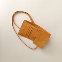 Foto de estilo de vida de Olivia con cartera cruzada.