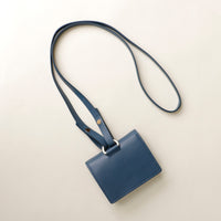 Perfil lateral del bolso bandolera Olivia que muestra una silueta estilizada.