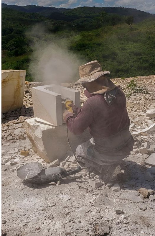 Darío Rivera carving a stone block